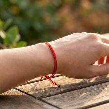 Гривна с червен конец и 14 карата златни топчета