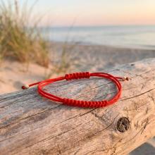 Гривна с червен конец и 14 карата златни топчета