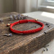 Гривна с червен конец и 14 карата златни топчета