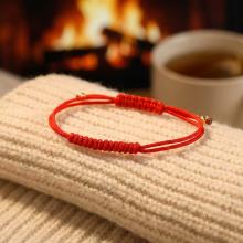 Гривна с червен конец и 14 карата златни топчета