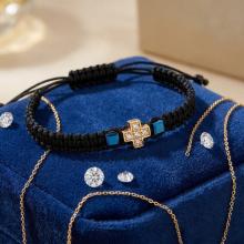 Гривна с червен конец и 14 карата златен елемент кръст с циркони Гривна с червен конец и 14 карата златен елемент кръст с циркони