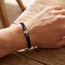 Гривна с червен конец и 14 карата златен елемент кръст с циркони Гривна с червен конец и 14 карата златен елемент кръст с циркони