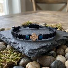 Гривна с червен конец и 14 карата златен елемент кръст с циркони Гривна с червен конец и 14 карата златен елемент кръст с циркони