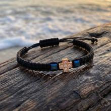 Гривна с червен конец и 14 карата златен елемент кръст с циркони Гривна с червен конец и 14 карата златен елемент кръст с циркони