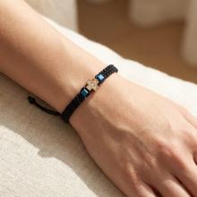 Гривна с червен конец и 14 карата златен елемент кръст с циркони Гривна с червен конец и 14 карата златен елемент кръст с циркони