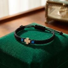 Гривна с червен конец и 14 карата златен елемент кръст с циркони Гривна с червен конец и 14 карата златен елемент кръст с циркони