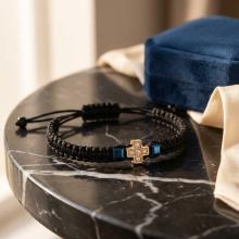 Гривна с червен конец и 14 карата златен елемент кръст с циркони Гривна с червен конец и 14 карата златен елемент кръст с циркони