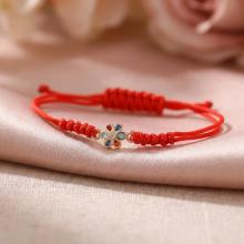 Гривна с червен конец и златен елемент цвете Гривна с червен конец и златен елемент цвете