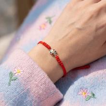 Гривна с червен конец и златен елемент цвете Гривна с червен конец и златен елемент цвете