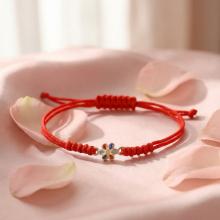 Гривна с червен конец и златен елемент цвете Гривна с червен конец и златен елемент цвете