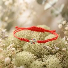 Гривна с червен конец и златен елемент цвете Гривна с червен конец и златен елемент цвете