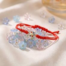 Гривна с червен конец и златен елемент цвете Гривна с червен конец и златен елемент цвете