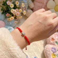 Гривна с червен конец и златен елемент цвете Гривна с червен конец и златен елемент цвете