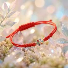 Гривна с червен конец и златен елемент цвете Гривна с червен конец и златен елемент цвете