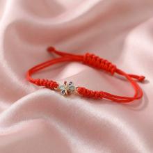 Гривна с червен конец и златен елемент цвете Гривна с червен конец и златен елемент цвете