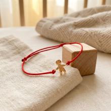 Гривна с червен конец и 14 карата златен елемент момче Гривна с червен конец и 14 карата златен елемент момче