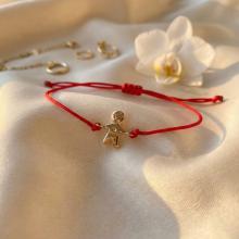 Гривна с червен конец и 14 карата златен елемент момче Гривна с червен конец и 14 карата златен елемент момче