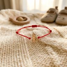 Гривна с червен конец и 14 карата златен елемент момче Гривна с червен конец и 14 карата златен елемент момче