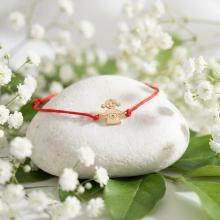 Гривна с червен конец и 14 карата златен елемент момиченце