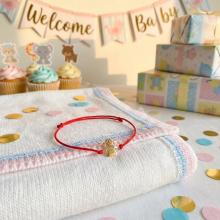 Гривна с червен конец и 14 карата златен елемент момиченце