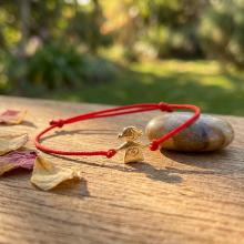 Гривна с червен конец и 14 карата златен елемент момиченце