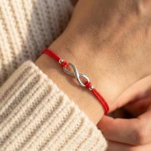 Гривна с червен конец и сребърен елемент безкрайност В93S