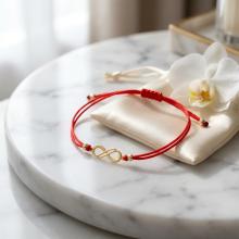 Гривна с червен конец и 14 карата златен елемент безкрайност Гривна с червен конец и 14 карата златен елемент безкрайност