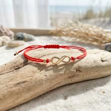 Гривна с червен конец и 14 карата златен елемент безкрайност Гривна с червен конец и 14 карата златен елемент безкрайност