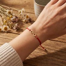 Гривна с червен конец и 14 карата златен елемент безкрайност Гривна с червен конец и 14 карата златен елемент безкрайност