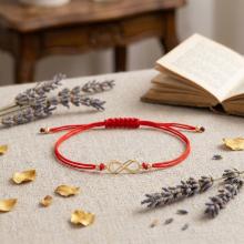 Гривна с червен конец и 14 карата златен елемент безкрайност Гривна с червен конец и 14 карата златен елемент безкрайност