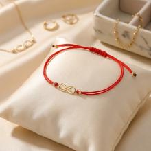 Гривна с червен конец и 14 карата златен елемент безкрайност Гривна с червен конец и 14 карата златен елемент безкрайност