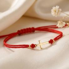 Гривна с червен конец и златен кръст