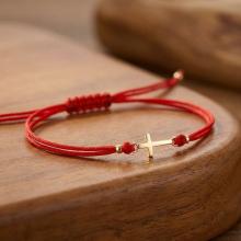 Гривна с червен конец и златен кръст