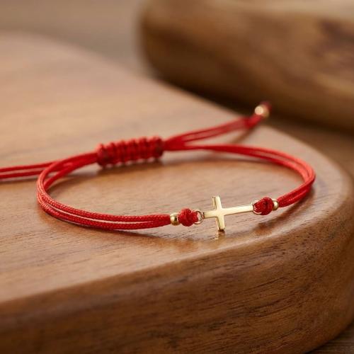 Гривна с червен конец и златен кръст 