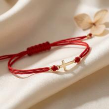 Гривна с червен конец и златен кръст