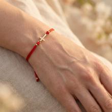 Гривна с червен конец и златен кръст