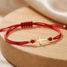 Гривна с червен конец и златен кръст