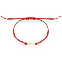 Гривна с червен конец и златен кръст