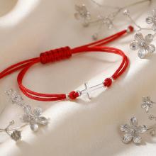 Гривна с червен конец и сребърен елемент кръст Гривна с червен конец и сребърен елемент кръст