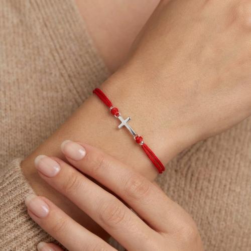 Гривна с червен конец и сребърен елемент кръст 