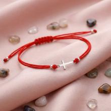 Гривна с червен конец и сребърен елемент кръст Гривна с червен конец и сребърен елемент кръст