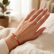 Гривна с червен конец и сребърен елемент кръст Гривна с червен конец и сребърен елемент кръст