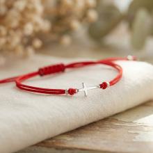 Гривна с червен конец и сребърен елемент кръст Гривна с червен конец и сребърен елемент кръст