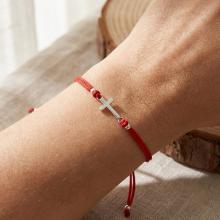 Гривна с червен конец и сребърен елемент кръст Гривна с червен конец и сребърен елемент кръст