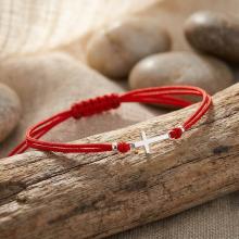 Гривна с червен конец и сребърен елемент кръст Гривна с червен конец и сребърен елемент кръст