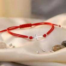 Гривна с червен конец и сребърен елемент кръст Гривна с червен конец и сребърен елемент кръст