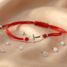 Гривна с червен конец и сребърен елемент кръст Гривна с червен конец и сребърен елемент кръст