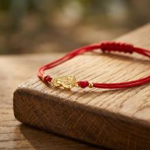 Гривна с червен конец и златен елемент Богородица с младенеца