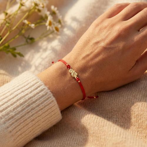 Гривна с червен конец и златен елемент Богородица с младенеца