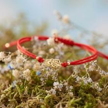 Гривна с червен конец и златен елемент Богородица с младенеца